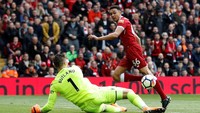 Peluang lain didapat oleh Liverpool lewat Trent Alexander-Arnold. Tapi, kiper Stoke City, Jack Butland, masih sigap. (Foto: Carl Recine/Action Images via Reuters)
