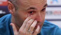 Iniesta tak kuasa menahan kesedihan karena akan meninggalkan klub yang sudah menjadi rumahnya dalam 22 tahun terakhir. Foto: Albert Gea/Reuters