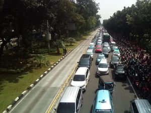 Ada Acara Bagi-bagi Sembako, Lalin Sekitar Monas Macet Ada Acara Bagi-bagi Sembako, Lalin Sekitar Monas Macet