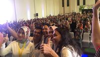 Senangnya Rini Dikerubuti Mahasiswa Minta Selfie