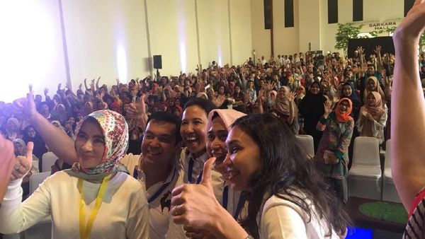 Senangnya Rini Dikerubuti Mahasiswa Minta Selfie