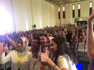 Senangnya Rini Dikerubuti Mahasiswa Minta Selfie