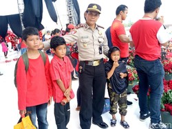 Bagi-bagi Sembako di Monas, Banyak Anak Kehilangan Orang Tua