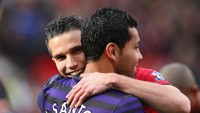 Bek kiri asal Brasil, Andre Santos, juga pernah memperkuat Arsenal sedari 2011 hingga 2013. Kariernya hancur setelah kedapatan bertukar kaus dengan Van Persie di laa kontra Manchester United November 2012. Santos di babak pertama main buruk (Alex Livesey/Getty Images)