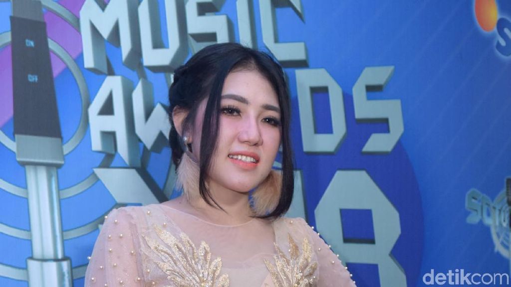 Siang-siang Gini, Seger Banget Lihat si Cantik Via Vallen Siang-siang Gini, Seger Banget Lihat si Cantik Via Vallen