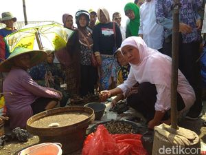 Kampanye di Lamongan, Khofifah Sasar Pasar dan UKM
