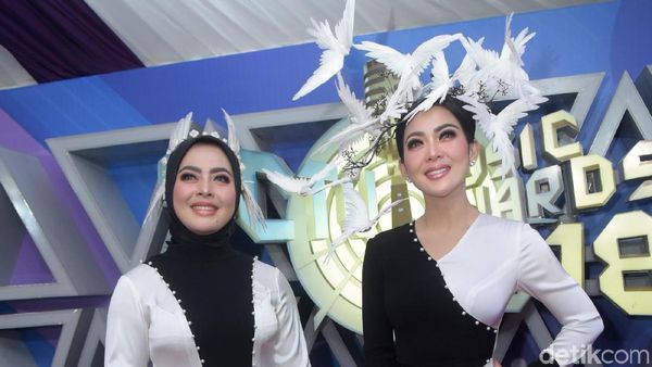 Gaya Syahrini Pakai Headpiece Burung, Manisnya Al Ghazali