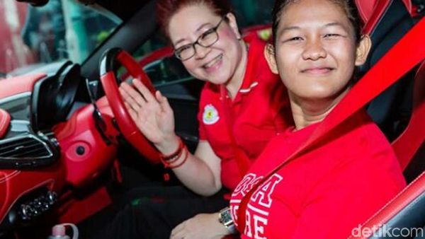Atlet Disabilitas Diajak Naik Ferrari