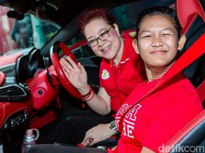 Atlet Disabilitas Diajak Naik Ferrari