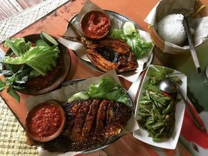 Yuk, Bersantai Sambil Makan Bersama Keluarga di 5 Restoran Lesehan Ini Yuk, Bersantai Sambil Makan Bersama Keluarga di 5 Restoran Lesehan Ini