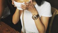Begini Gaya Modis Gaby Bakrie, Menantu Achmad Bakrie Saat Menikmati Kopi Favoritnya