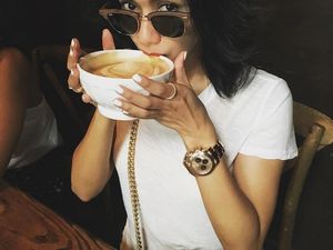 Begini Gaya Modis Gaby Bakrie, Menantu Achmad Bakrie Saat Menikmati Kopi Favoritnya