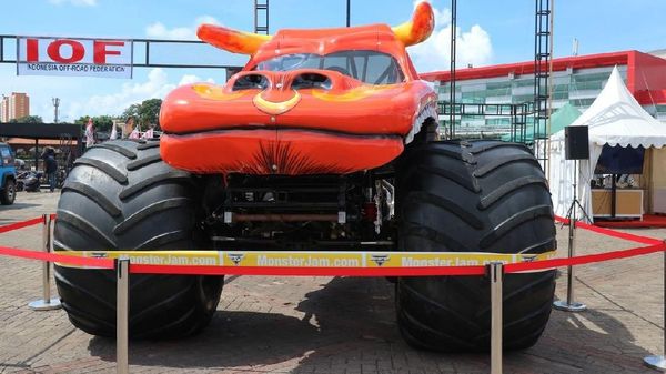 Mobil Raksasa Penenggak 25 Liter Alkohol dalam 3 Menit