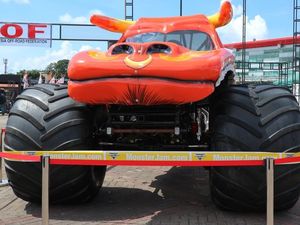 Mobil Raksasa Penenggak 25 Liter Alkohol dalam 3 Menit