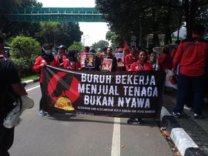 Buruh Minta Upah Naik 25% Tahun Depan Buruh Minta Upah Naik 25% Tahun Depan