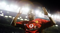 Eric Djemba-Djemba, semua fans MU juga sepakat kalau pemain Kamerun itu adalah salah satu pembelian terburuk klub sepanjang sejarah. Dia cuma main 20 kali. (Getty Images)