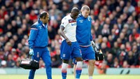 Pemain Stoke, Bruno Martins Indi, mengalami cedera di laga itu. Dia harus meningalkan lapangan lebih awal. (Foto: Carl Recine/Action Images via Reuters)