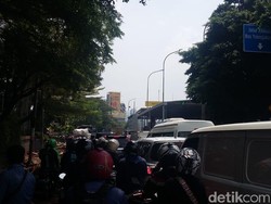 Ada Kecelakaan Beruntun di Slipi, Macet hingga Depan DPR