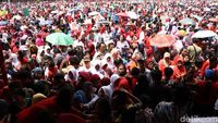 Warga Serbu Tenda Sembako di Monas