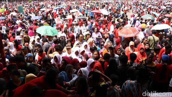 Warga Serbu Tenda Sembako di Monas