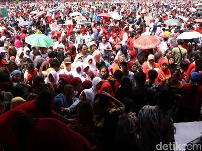 Warga Serbu Tenda Sembako di Monas