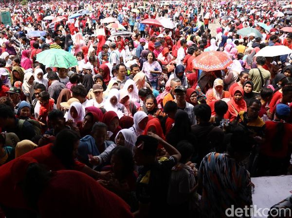 Warga Serbu Tenda Sembako di Monas