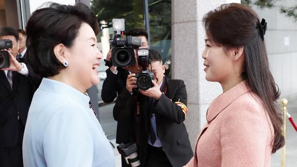 Diplomasi Fashion ala Ibu Negara Korsel dan Korut di Pertemuan Bersejarah