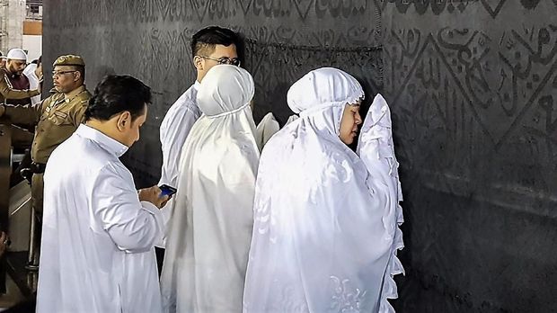 Puan Maharani Dua putri Presiden RI, Puan Maharani putri Presiden Megawati Soekarno Putri dan Yenny Wahid putri Presiden Abdurrahman Wahid mencium Hajar Aswad.