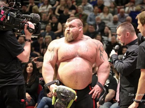 Eddie Hall, Orang Pertama di Dunia yang Berhasil Angkat Beban Setengah Ton!