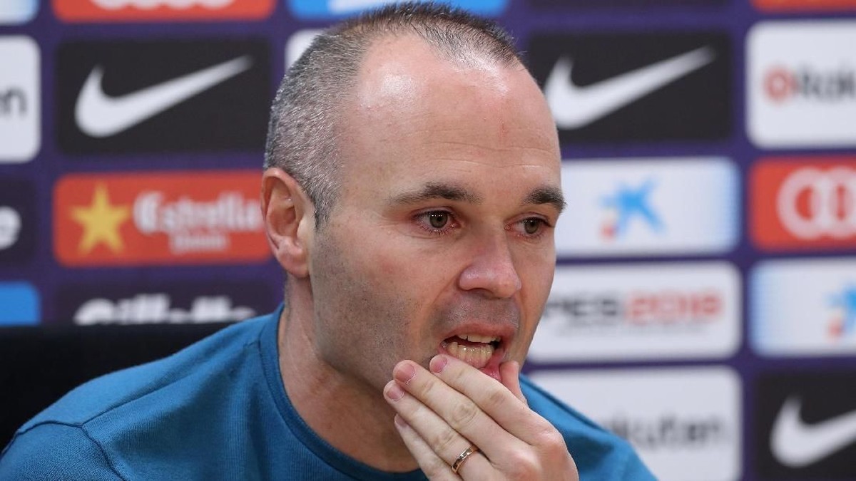Andres Iniesta saat jumpa pers perpisahannya dengan Barcelona (Albert Gea/Reuters)