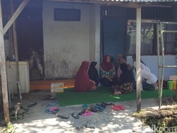 Yuliana Pasrah Menunggu Kabar Anaknya yang Jatuh ke Selat Bali