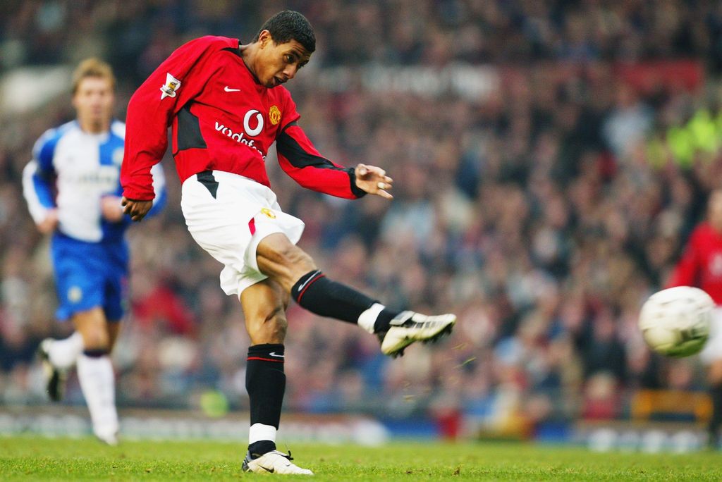 MANCHESTER - NOVEMBER 22:  Kleberson of Manchester United strikes the ball during the FA Barclaycard Premiership match between Manchester United and Blackburn Rovers at Old Trafford on November 22, 2003 in Manchester, England.  Manchester United won the match 2-1. (Photo by Mark Thompson/Getty Images)