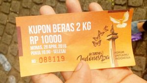 Foto: Ini Kupon dan Isi Paket Sembako yang Dibagikan di Monas