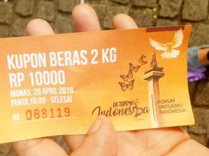 Foto: Ini Kupon dan Isi Paket Sembako yang Dibagikan di Monas