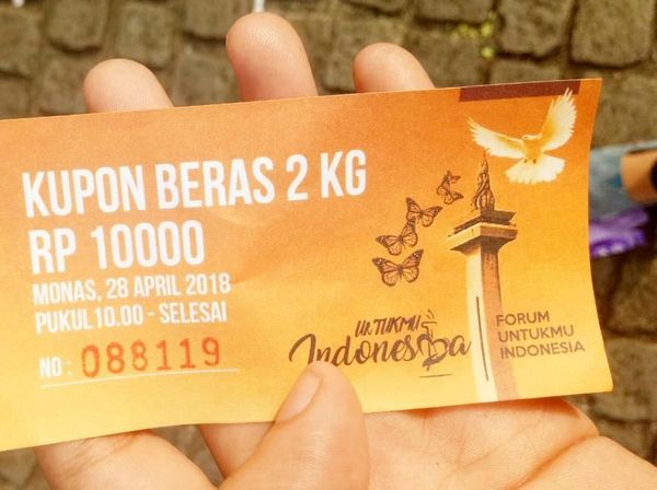 Foto: Ini Kupon dan Isi Paket Sembako yang Dibagikan di Monas
