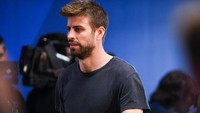 Selain para wartawan, pemain-pemain Barca, salah satunya Gerard Pique, juga datang ke konferensi pers ini. Foto: David Ramos/Getty Images