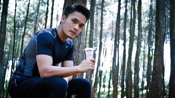 Kerennya Pose Makan Randy Pangalila yang Kini Berbadan Kekar