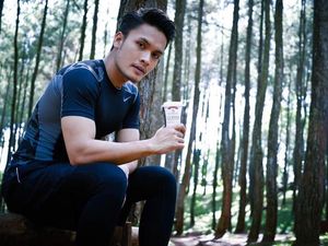 Kerennya Pose Makan Randy Pangalila yang Kini Berbadan Kekar Kerennya Pose Makan Randy Pangalila yang Kini Berbadan Kekar