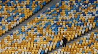 Tribune NSC Olimpiyskiy Stadium didominasi oleh warna kuning dan biru, sesuai dengan warna bendera Ukraina. Foto: Valentyn Ogirenko/Reuters
