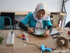 Saat Bunda Seru-seruan Bikin Mainan Kardus