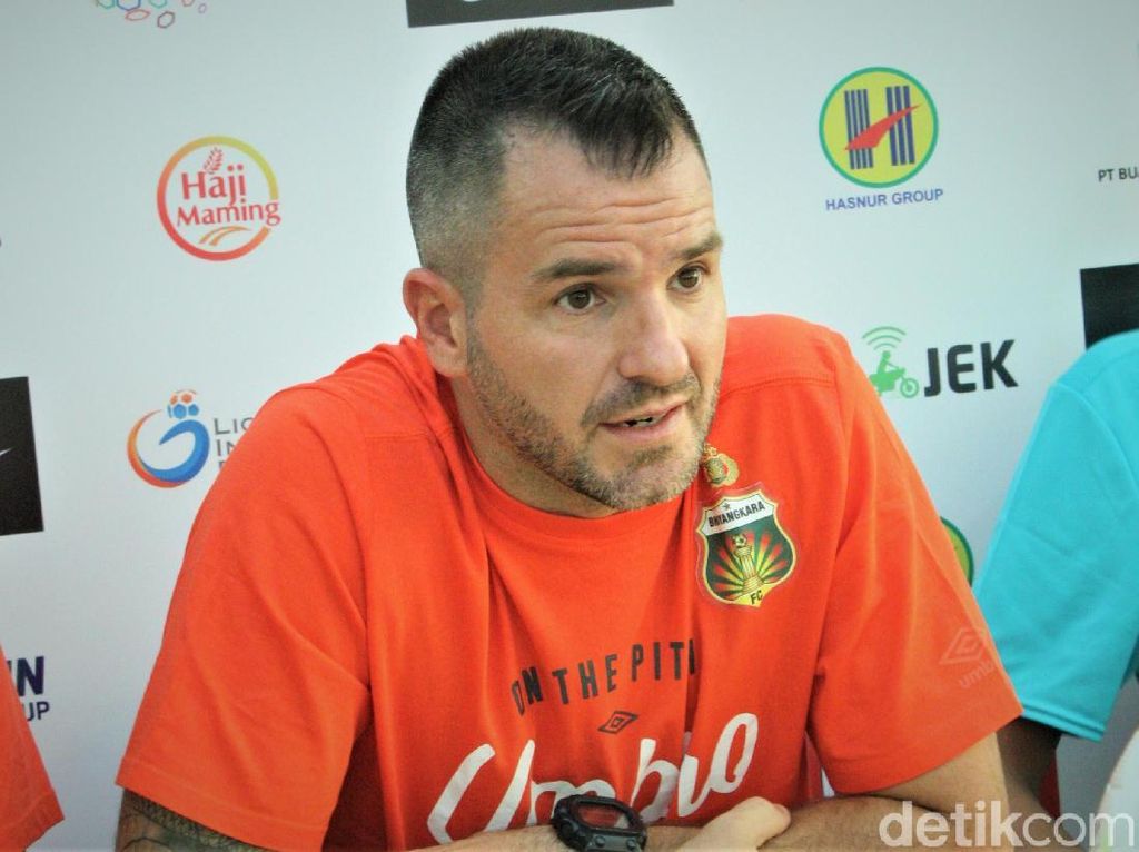 PSSI Kukuh Lisensi Simon Cukup untuk Tangani Timnas PSSI Kukuh Lisensi Simon Cukup untuk Tangani Timnas