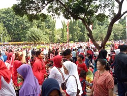 Warga Serbu Acara Bagi-bagi Sembako di Monas