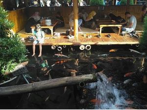 Liburan ke Malang, Asyiknya Makan Lesehan Sambil Main Ikan di Sini Liburan ke Malang, Asyiknya Makan Lesehan Sambil Main Ikan di Sini