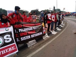 Massa Buruh Gelar Aksi di Bundaran Patung Kuda, Tak Ganggu Lalin