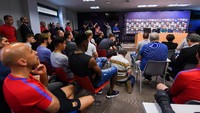 Iniesta hadir dalam konferensi pers yang digelar di Ciutat Deportiva Joan Gamper, Jumat (27/4/2018), untuk mengumumkan rencananya meninggalkan Barca. Foto: David Ramos/Getty Images