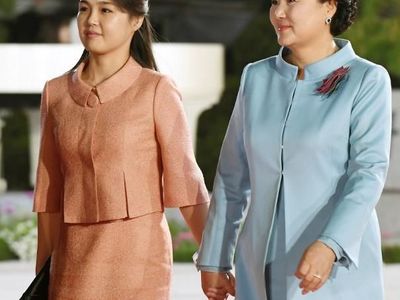 Bergandengan Tangan, Begini Akrabnya Ibu Negara Korut dan Korsel