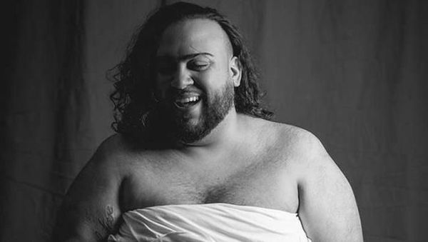 Suami Gantikan Istri Buat Foto Hamil, Hasilnya Bikin Ngakak