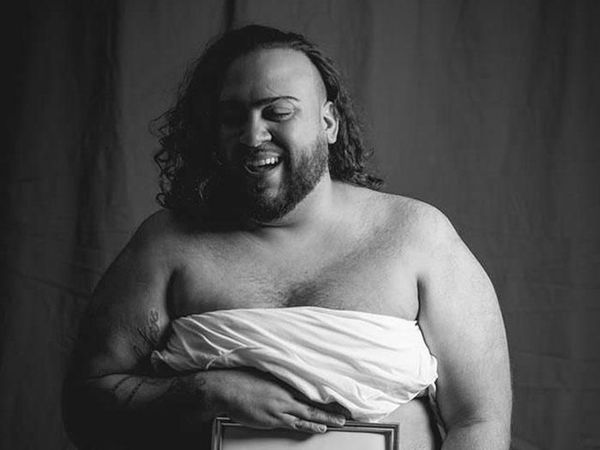 Suami Gantikan Istri Buat Foto Hamil, Hasilnya Bikin Ngakak