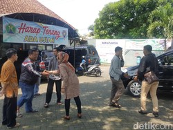 Keluarga Pantau Pencarian Firdan yang Jatuh di Selat Bali