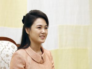 Transformasi Gaya Istri Kim Jong Un, Dulu Kuno Sekarang Cantik dan Kekinian Transformasi Gaya Istri Kim Jong Un, Dulu Kuno Sekarang Cantik dan Kekinian